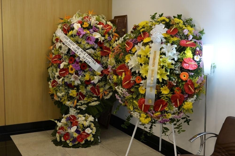 14.out.2016 - Coroas de flores homenageiam o ator e humorista Orival Pessini durante cerimônia no Cemitério Gethsêmani, em São Paulo. Ele foi vítima de um câncer no baço - Francisco Cepeda/AgNews