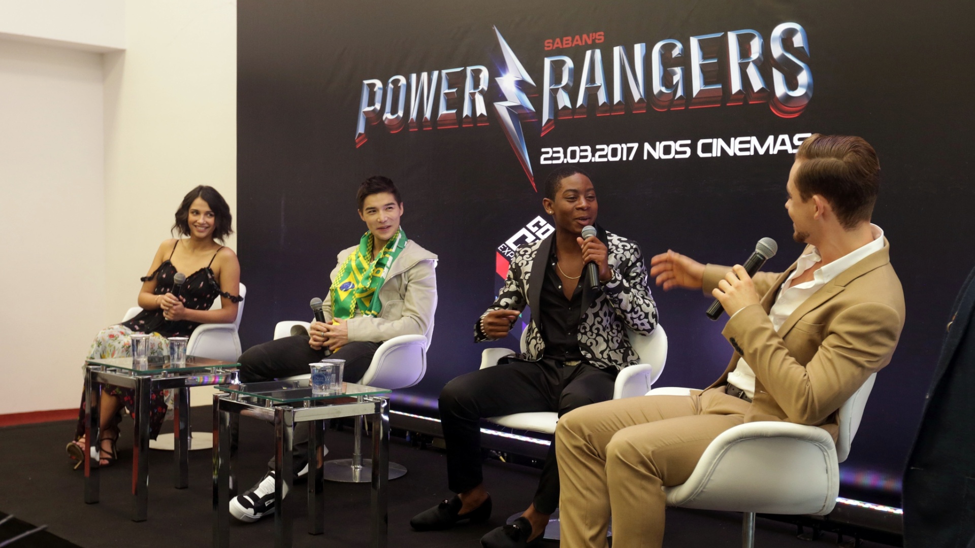 3.dez.2016 - Protagonistas do novo filme dos Power Rangers Naomi Scott (Ranger Rosa), Ludi Lin (Ranger Preto), Dacre Montgomery (Ranger Vermelho) e RJ Cyler (Ranger Azul) durante painel na Comic Con na manhã de sábado - Ricardo Matsukawa/UOL