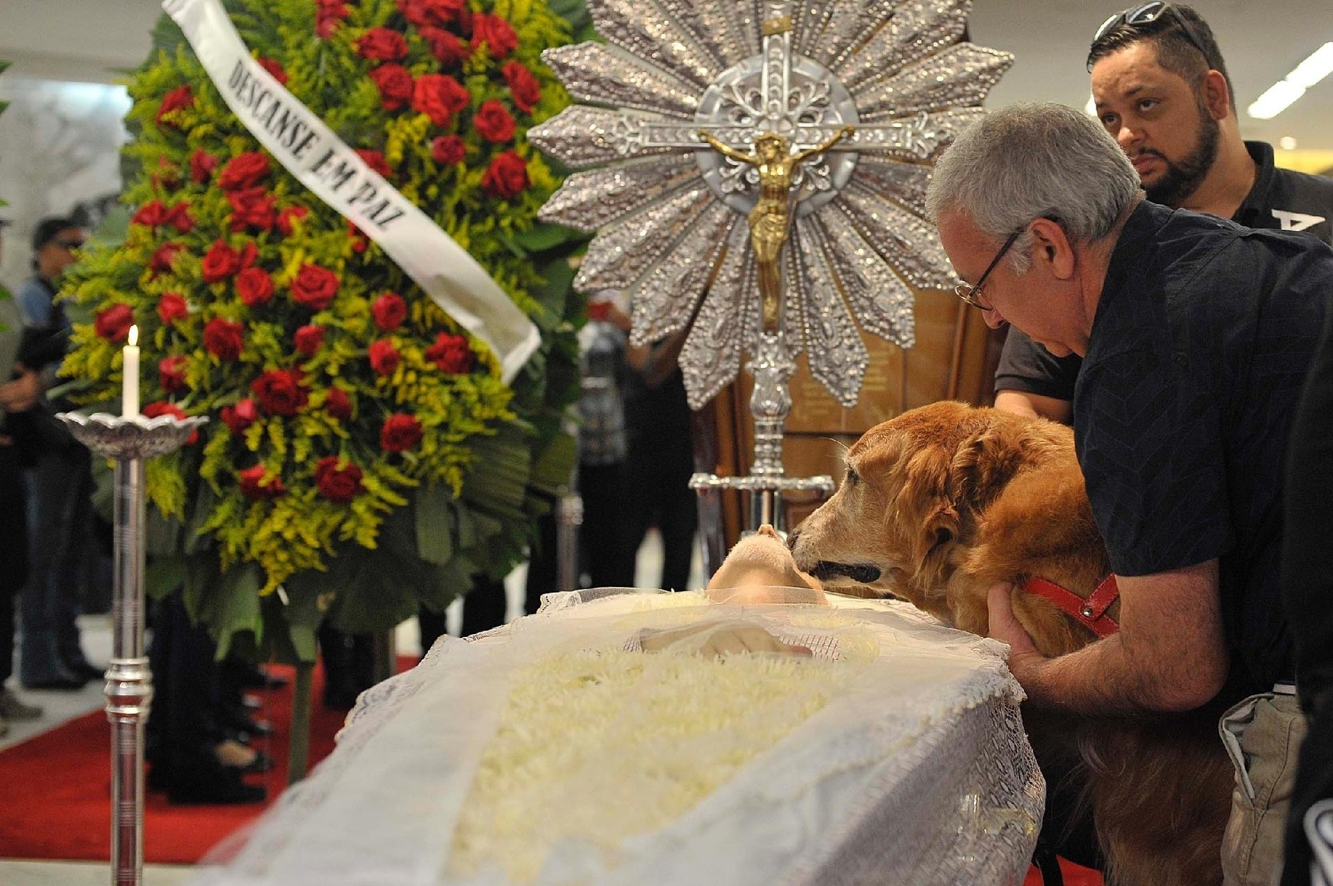 Familiares levam Cosmo, o cachorro de Kid Vinil, para se despedir do dono - Reinaldo Canato/UOL