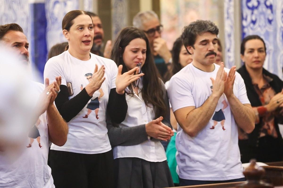 Sophia Raia chora ao lado da mãe, Claudia Raia, na missa de sétimo dia de Marcos Tumura na Igreja Nossa Senhora do Brasil, no bairro dos Jardins, em São Paulo. O ator foi vítima de um infarto fulminante aos 49 anos - Manuela Scarpa/Brazil News