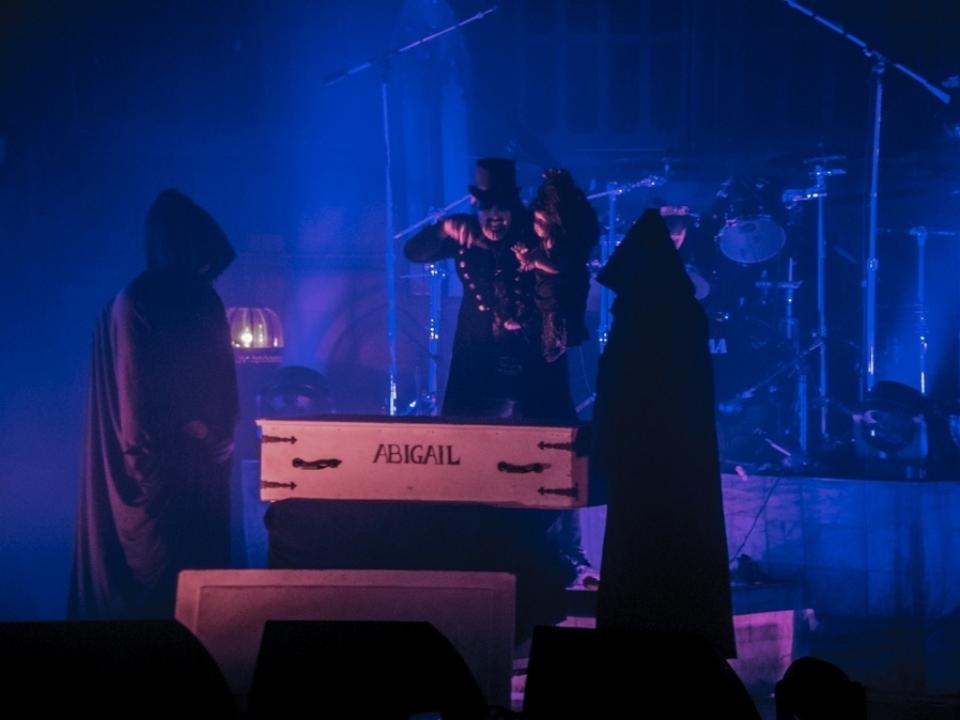King Diamond abriu a performance de seu clássico disco com dois roadies encapuzados adentrando o palco com um caixão e levando a ele uma boneca, Abigail. Ele então a mata com um punhal, dando início à macabra história. - Divulgação