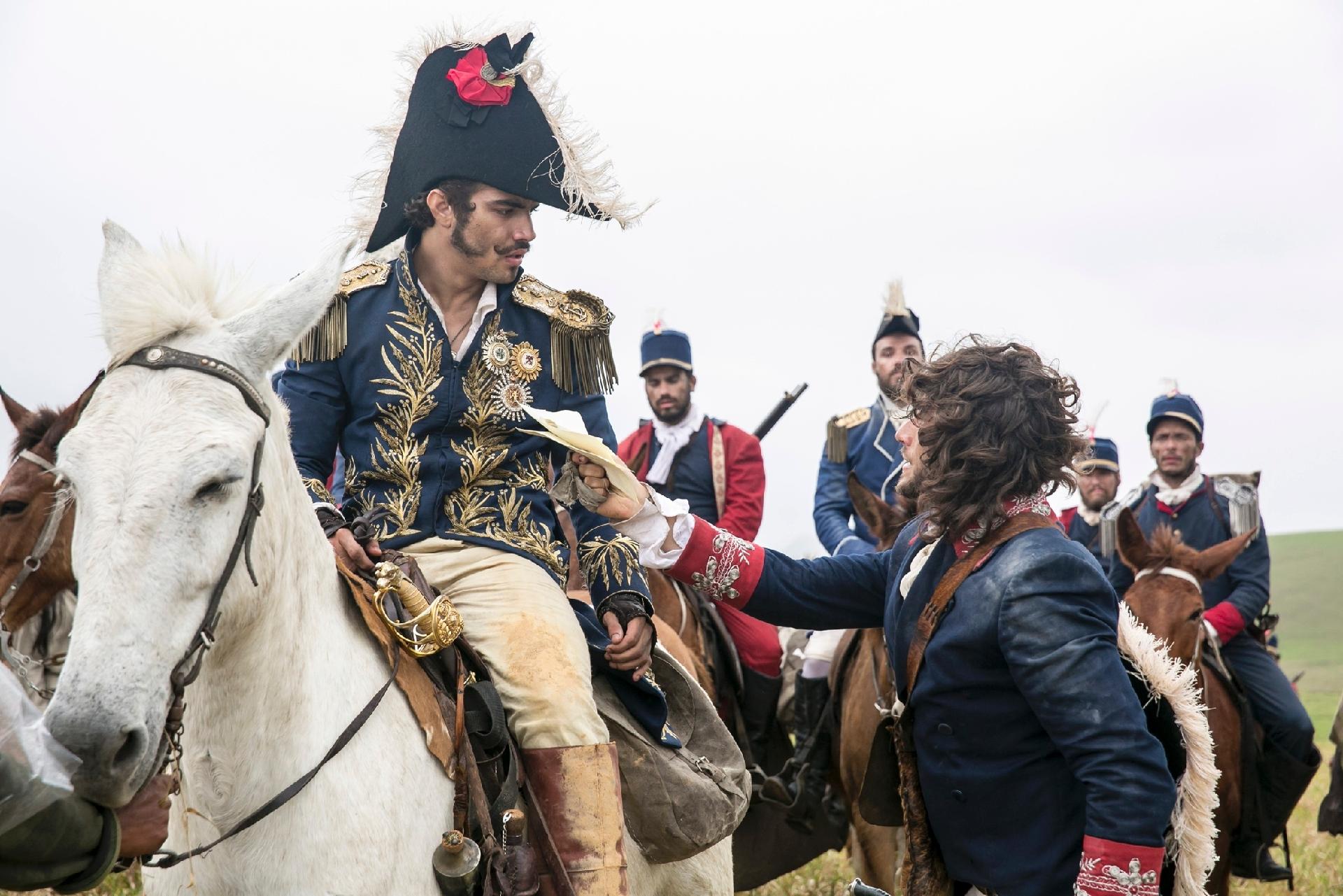 Chay Suede (Joaquim) e Caio Castro (Dom Pedro) durante cena da declaração da independência do Brasil em "Novo Mundo" - Rafael Campos/TV Globo