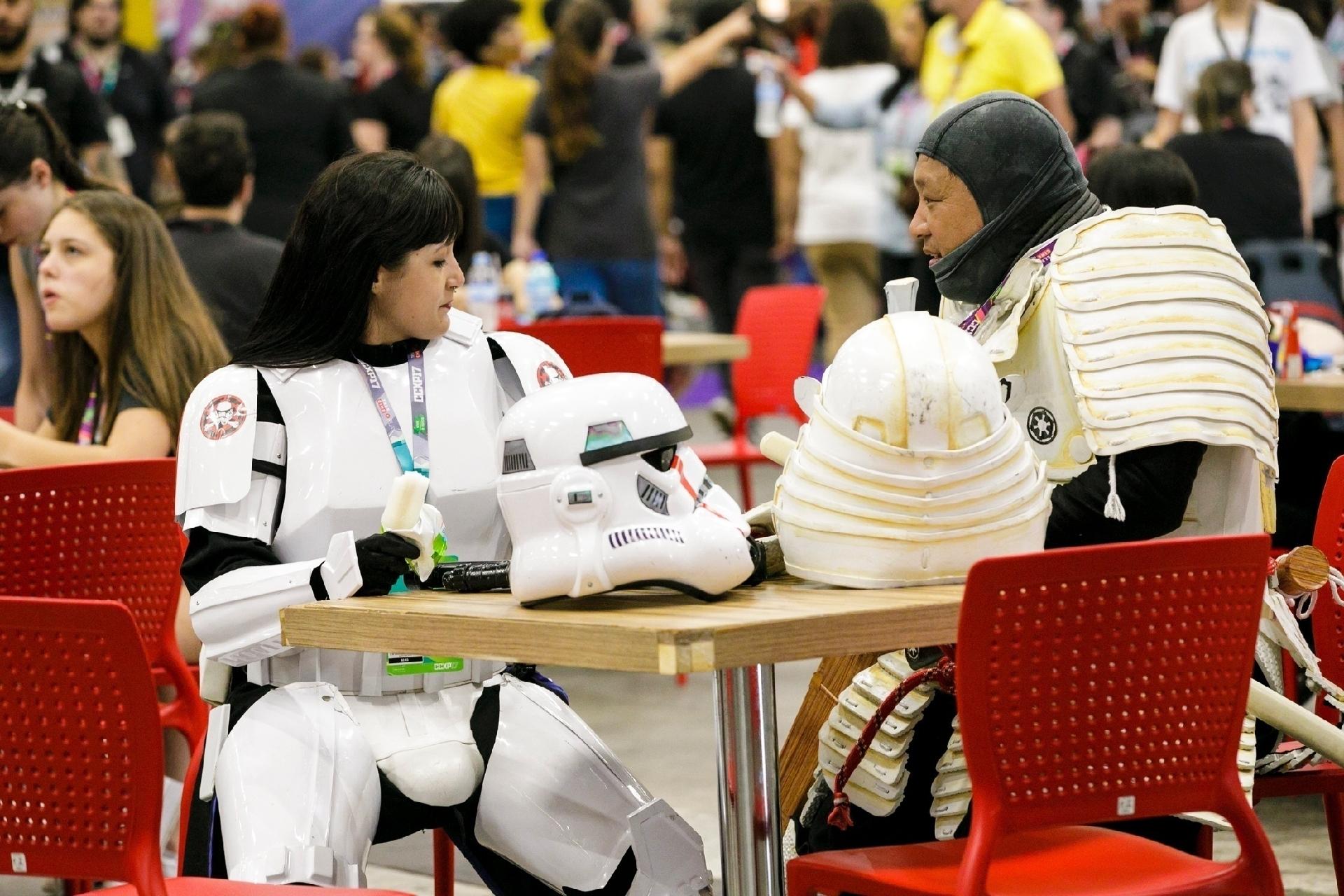 O calor ao entrar em um cosplay como o de um stormtrooper pede um picolé - Mariana Pekin/UOL