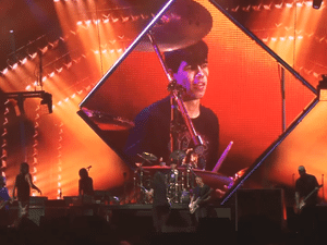 Lucas toca bateria no show do Foo Fighters - Reprodução/Youtube - Reprodução/Youtube