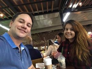 Karol Lannes com o pai Fabio antes de embarcar rumo à faculdade em Campo Grande (MS) - Arquivo pessoal - Arquivo pessoal