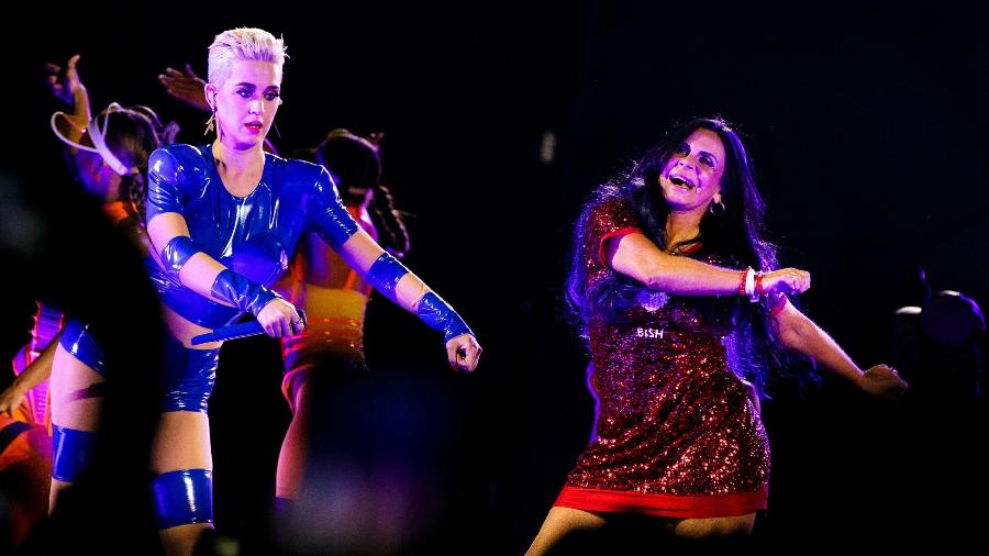 Gretchen dança com Katy Perry no show da turnê "Witness" em março, em São Paulo - Mariana Pekin/UOL