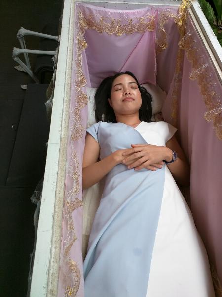 Clientes que entram no caixão ganham desconto na conta do café - Divulgação/Kid Mai Death Awareness Cafe - Divulgação/Kid Mai Death Awareness Cafe