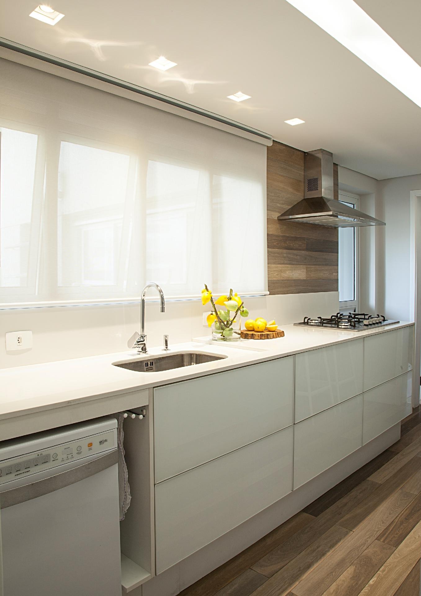 Na cozinha, a iluminação deve ser bem pensada para que não faça sombra na hora de preparar os alimentos. Aqui, os spots embutidos iluminam melhor a bancada enquanto a sanca no forro de gesso cuida do restante da circulação. Projeto do escritório Cipriano Paffi - Luis Gomes/Divulgação