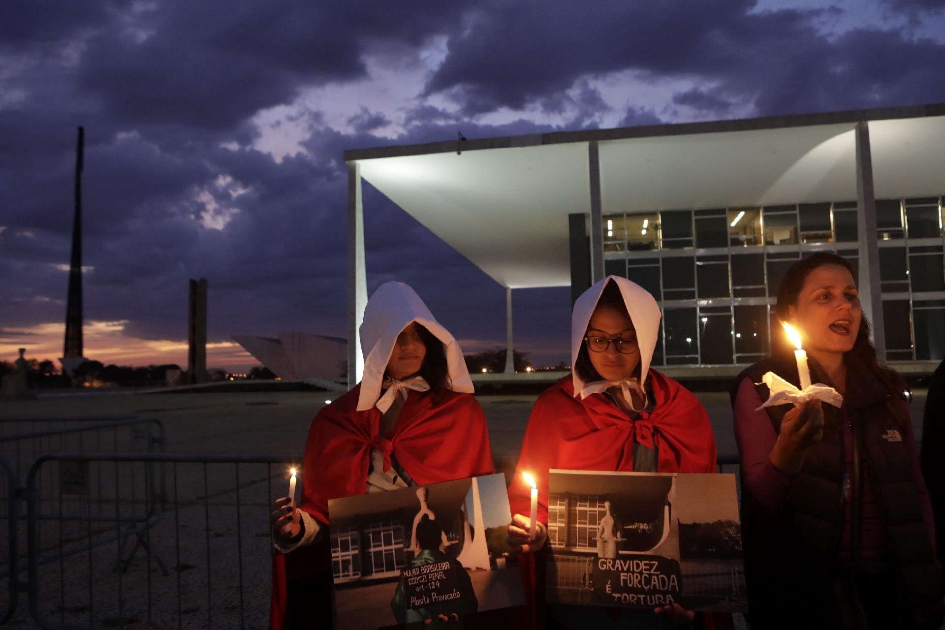 Militantes dos direitos das mulheres fazem virgília em frente ao STF contra a criminalização do aborto no Brasil, na madrugada desta segunda-feira - Lúcio Távora/UOL