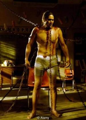 As franquias 'Jogos Mortais' e 'O Albergue' introduziram, em meados dos anos 2000, um novo estilo de terror, retratando 'crimes de tortura' com ênfase em mutilações - ALAMY Image caption - ALAMY Image caption
