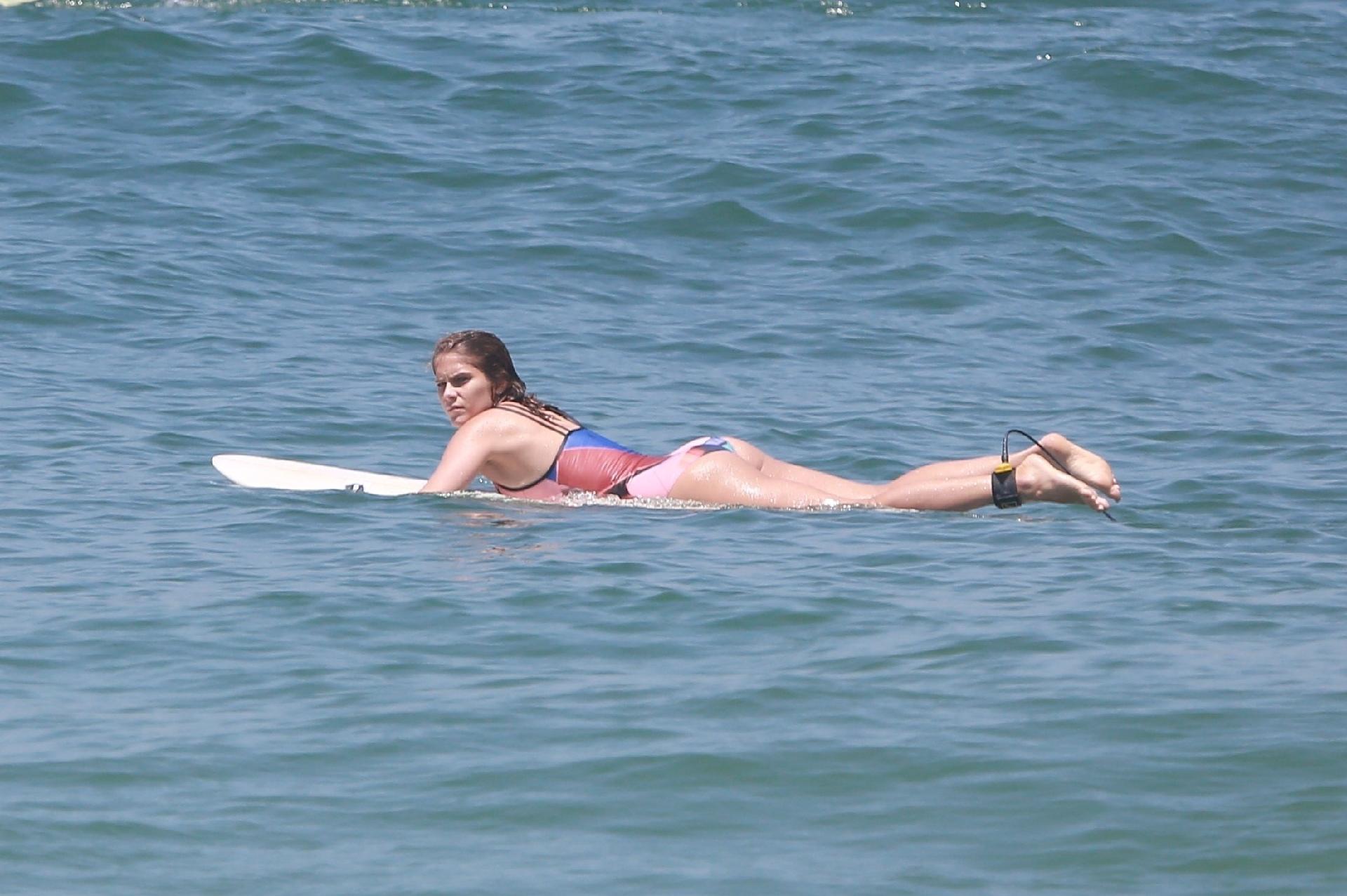 A boa forma da atriz também chamou a atenção dos banhistas que acompanharam a movimentação de Isabella no mar durante a prática do surfe - AgNews/Dilson Silva