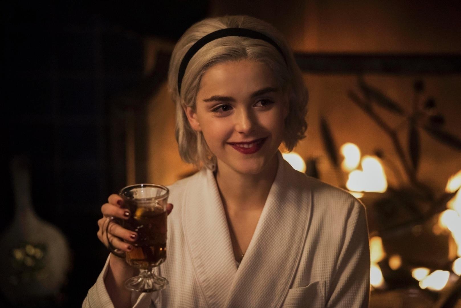 Kiernan Shipka em cena de "O Mundo Sombrio de Sabrina: Um Conto de Inverno" - Divulgação/Netflix