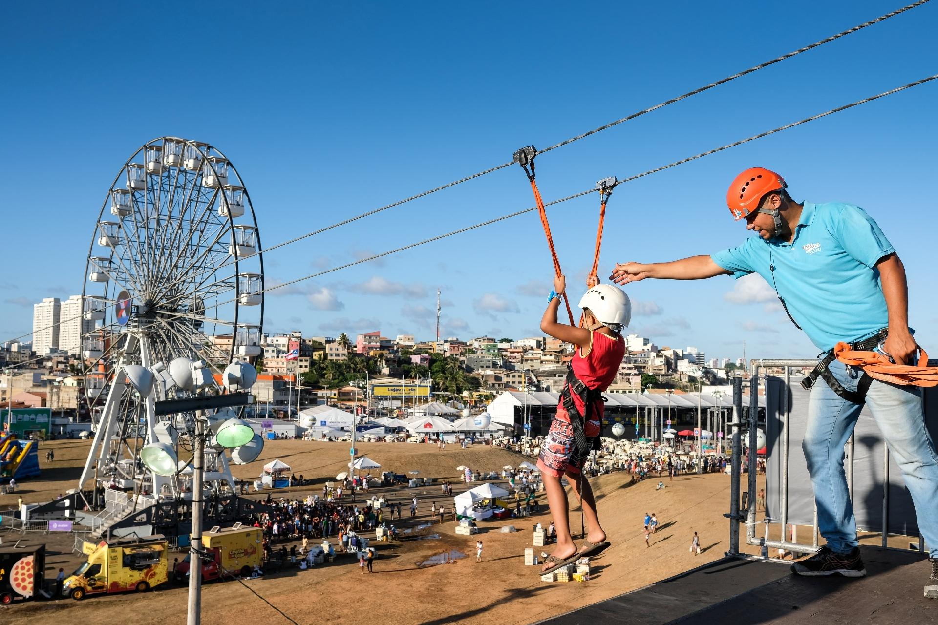 Público se diverte na tirolesa montada na Arena Daniela Mercury onde aconteceu os cinco dias de festa do Festival Virada Salvador - João Alvarez /UOL