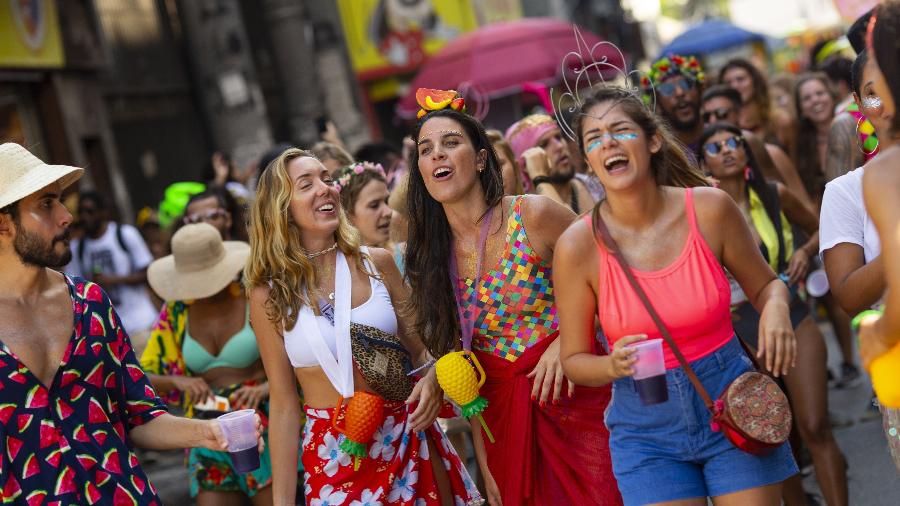 Folionas se divertem em pré-Carnaval do bloco Amigos da Onça - Douglas Shineidr/UOL