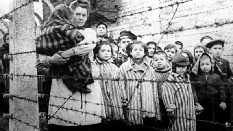 Tropas soviéticas libertaram sobreviventes famintos em Auschwitz em janeiro de 1945 - Getty Images - Getty Images