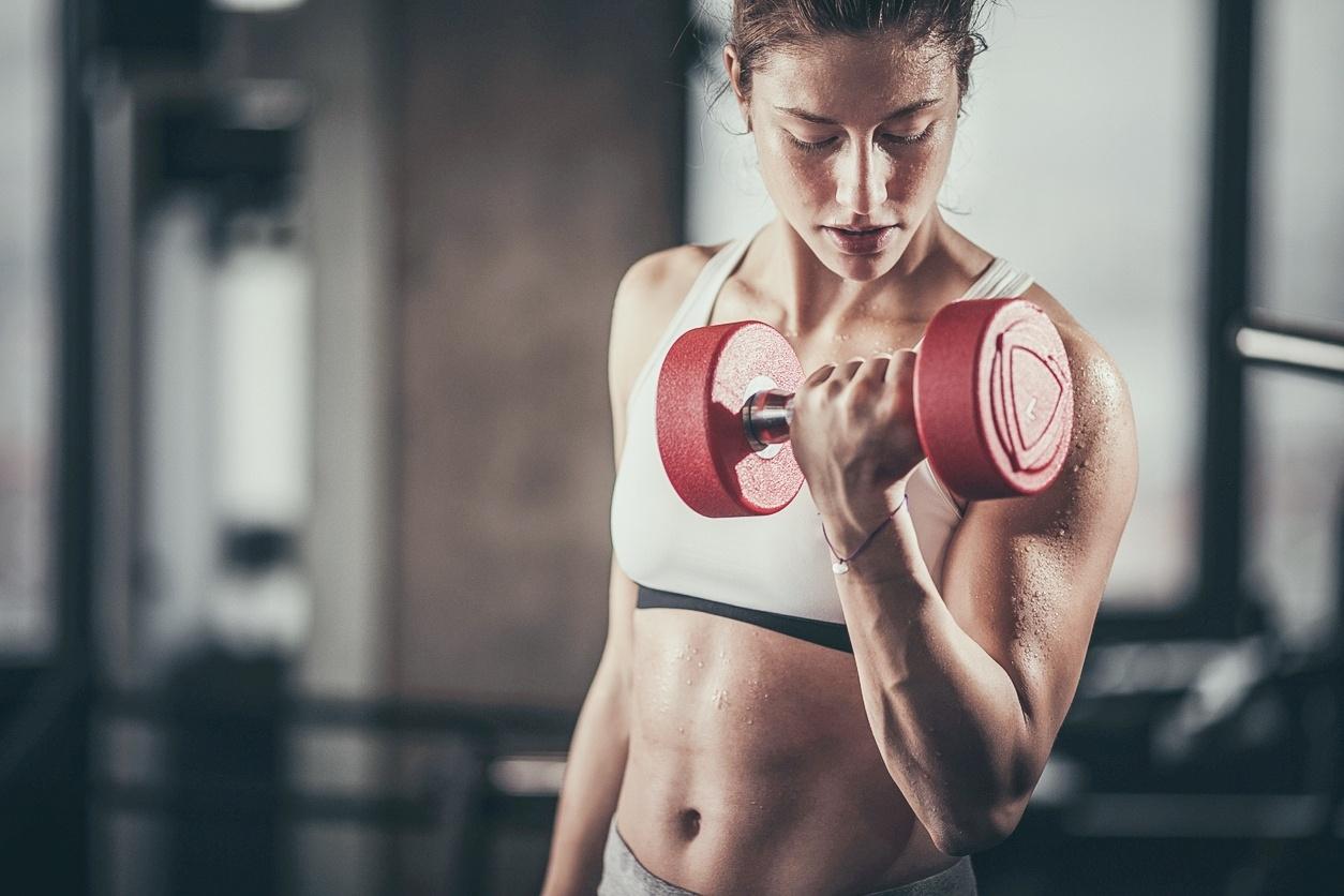 Rosca direta: aprenda a fazer o exercício que fortalece e define o bíceps -  27/03/2019 - UOL VivaBem