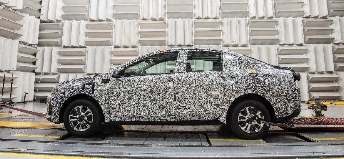 Nova geração do Chevrolet Prisma, rebatizada como Onix Sedan, foi exibida ainda camuflada no campo de provas da GM; sedã chega antes - Divulgação