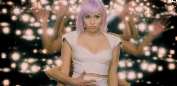 Assista ao trailer | Black Mirror retorna em junho com três histórias e Miley Cyrus