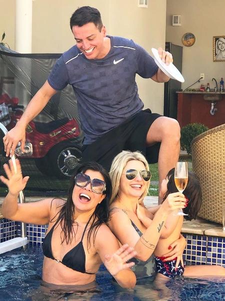 Leo Dias aproveita domingo de sol na piscina com Mara Maravilha e Antonia Fontenelle - Reprodução/Instagram