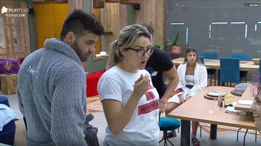 Netto conversa com Thayse e Tati Dias na cozinha da sede - Reprodução/playPlus