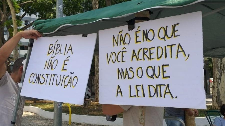 Cartazes da contravigília pelo direito ao aborto em frente ao hospital Pérola Byington, em São Paulo  - BBC