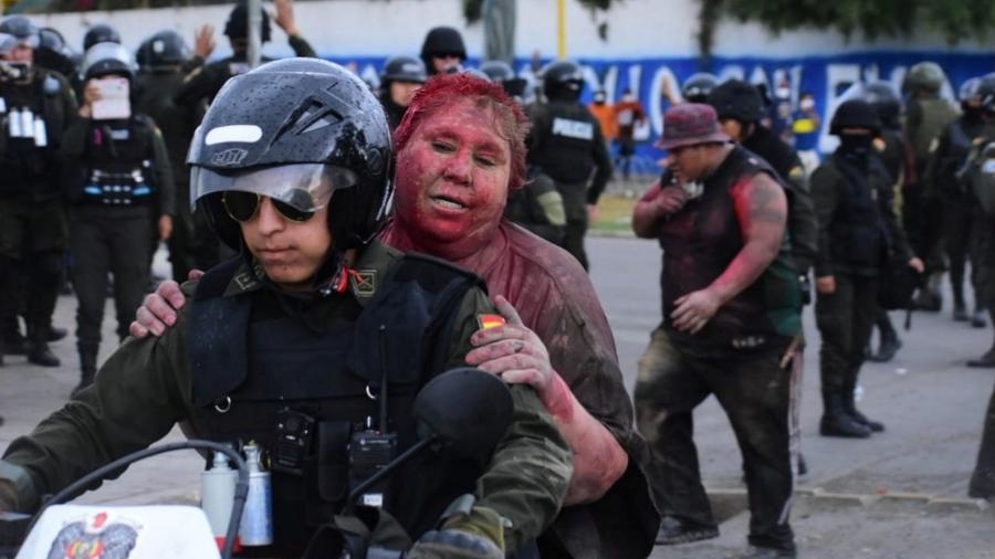 Prefeita boliviana Patricia Arce tem cabelo cortado à força por manifestantes - Daniel James / LOS TIEMPOS BOLIVIA / via REUTERS