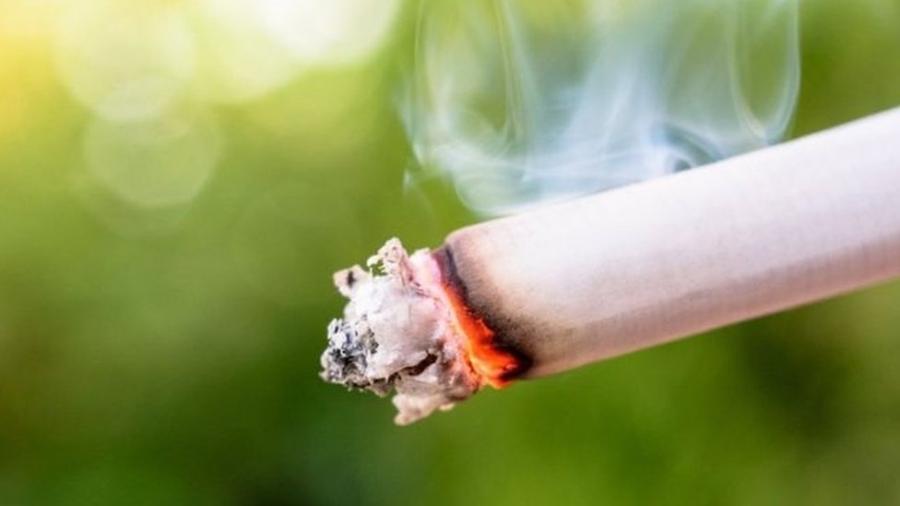 Estudo mostra que fumantes e ex-fumantes relatam mais propensão a sentir dores - Getty Images via BBC