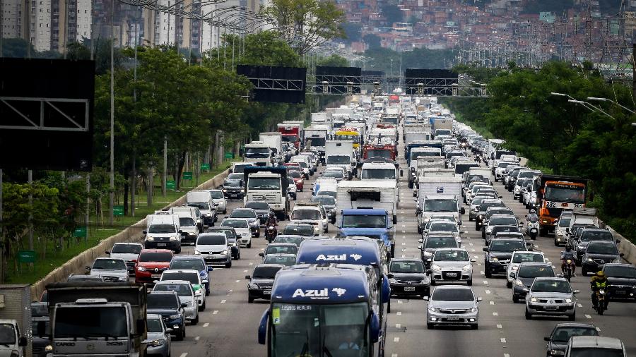 Taxa de licenciamento de veículos em SP sobe de R$ 93,87 para R$ 131,80 em 2021; emissão do CRLV é feita de forma eletrônica - Aloisio Mauricio / Estadão Conteúdo
