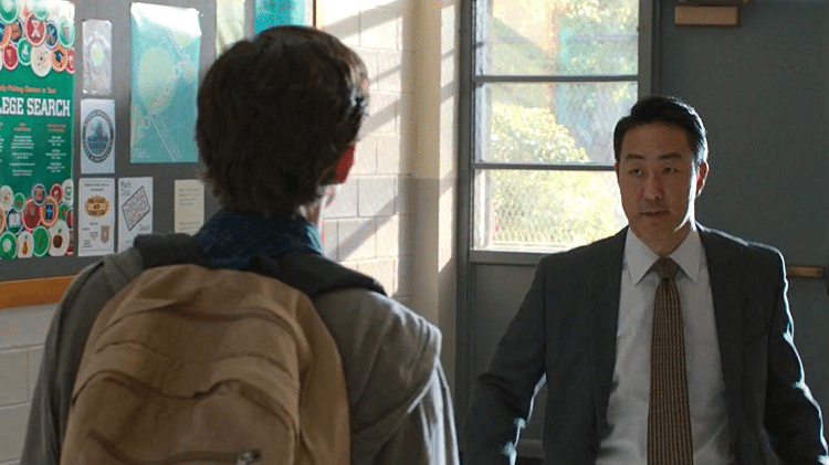 O ator Kenneth Choi como o diretor da escola de Peter Parker em Homem-Aranha: De Volta ao Lar - Reprodução - Reprodução