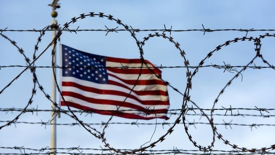 O governo dos EUA endureceu as regras para quem tenta cruzar a fronteira e anunciou um novo processo de deportação rápida - Getty Images via BBC
