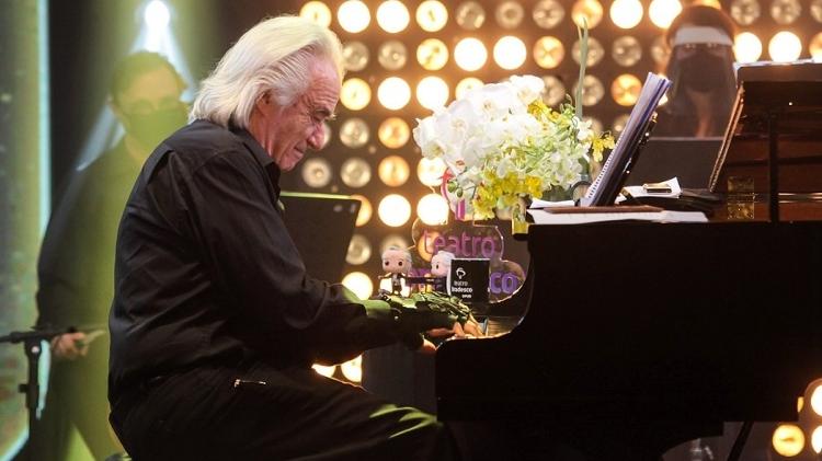 João Carlos usa luva biônica para tocar piano em live de seus 80 anos - Marcos Ribas/Brazil News - Marcos Ribas/Brazil News