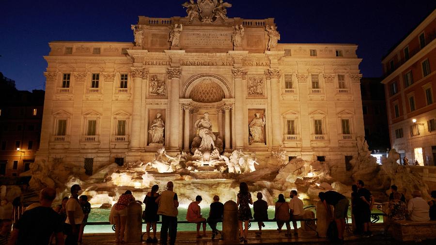 Apesar da reabertura gradual, Fontana di Trevi, em Roma, segue bem mais vazia que nos tempos pré-covid-19 - dpa/picture alliance via Getty Images