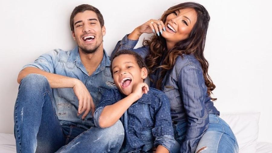 Carol Nakamura com o noivo, Guilherme Leonel, e o filho Wallace - Mariana Salles - Reprodução/Instagram