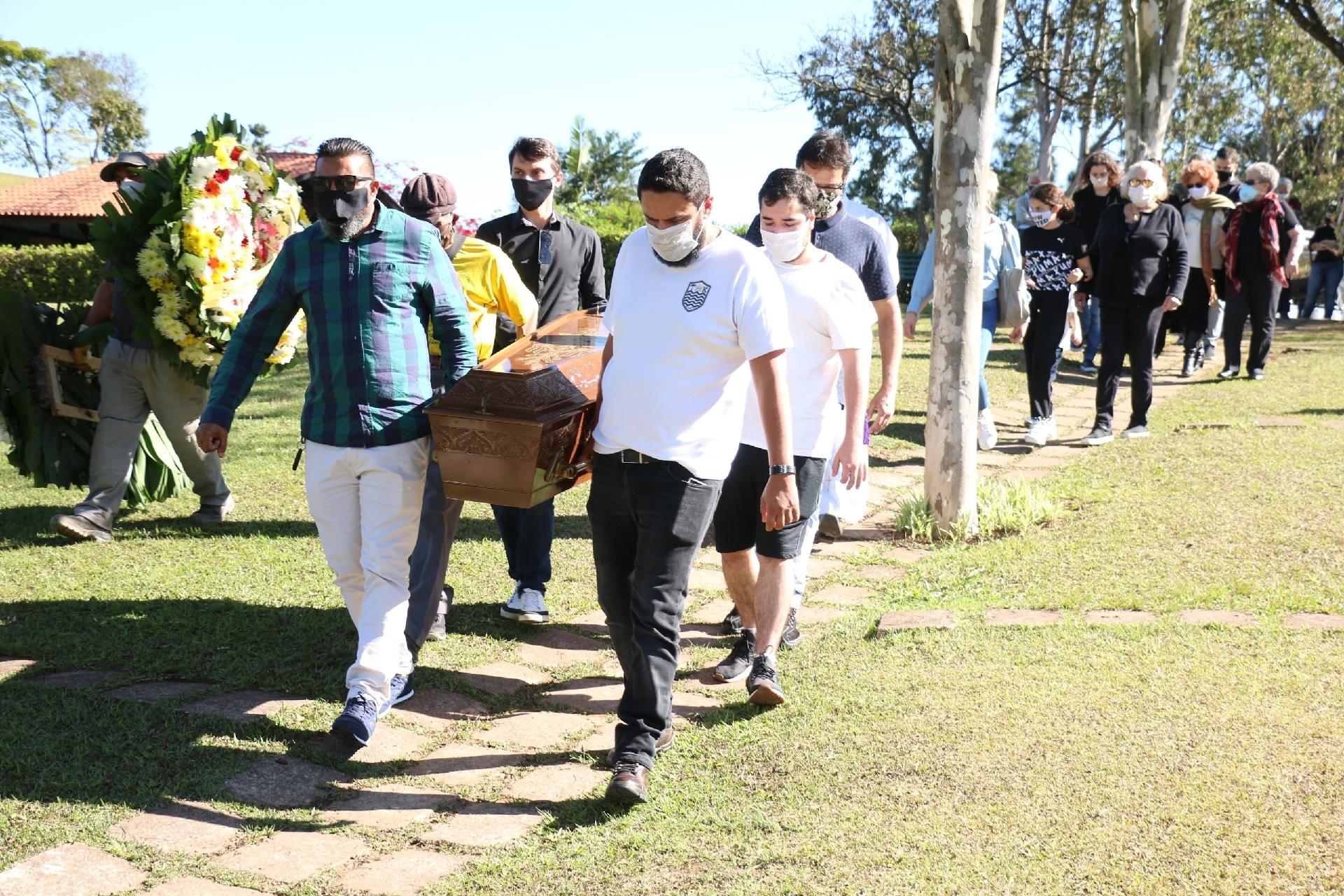 O sepultamento de Arnaldo Saccomani contou com a presença de familiares e amigos - AgNews