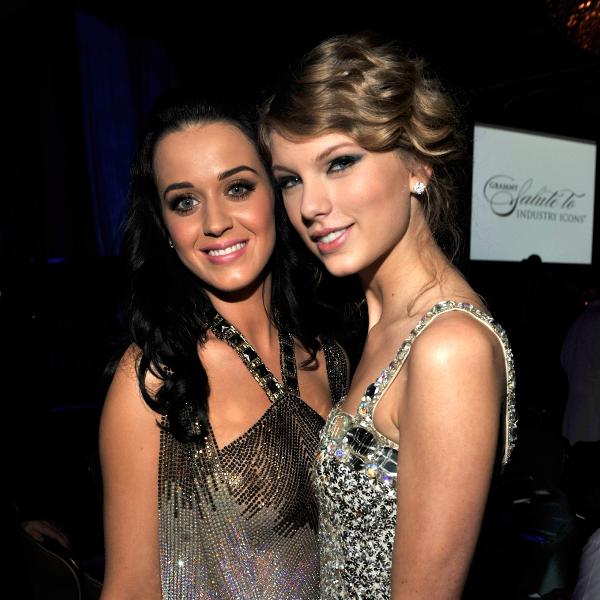 30.jan.2010 - Katy Perry e Taylor Swift na cerimônia do Grammy