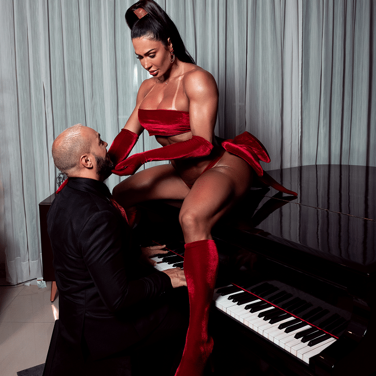 Gracyanne Barbosa em ensaio de Natal - Divulgação/Tiago Brov