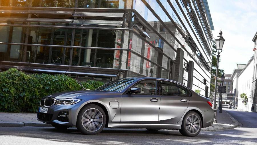 BMW Série 3 híbrido plug-in é o carro com motor a combustão interna mais eficiente do País, com média de 26,8 km/l na estrada - Divulgação