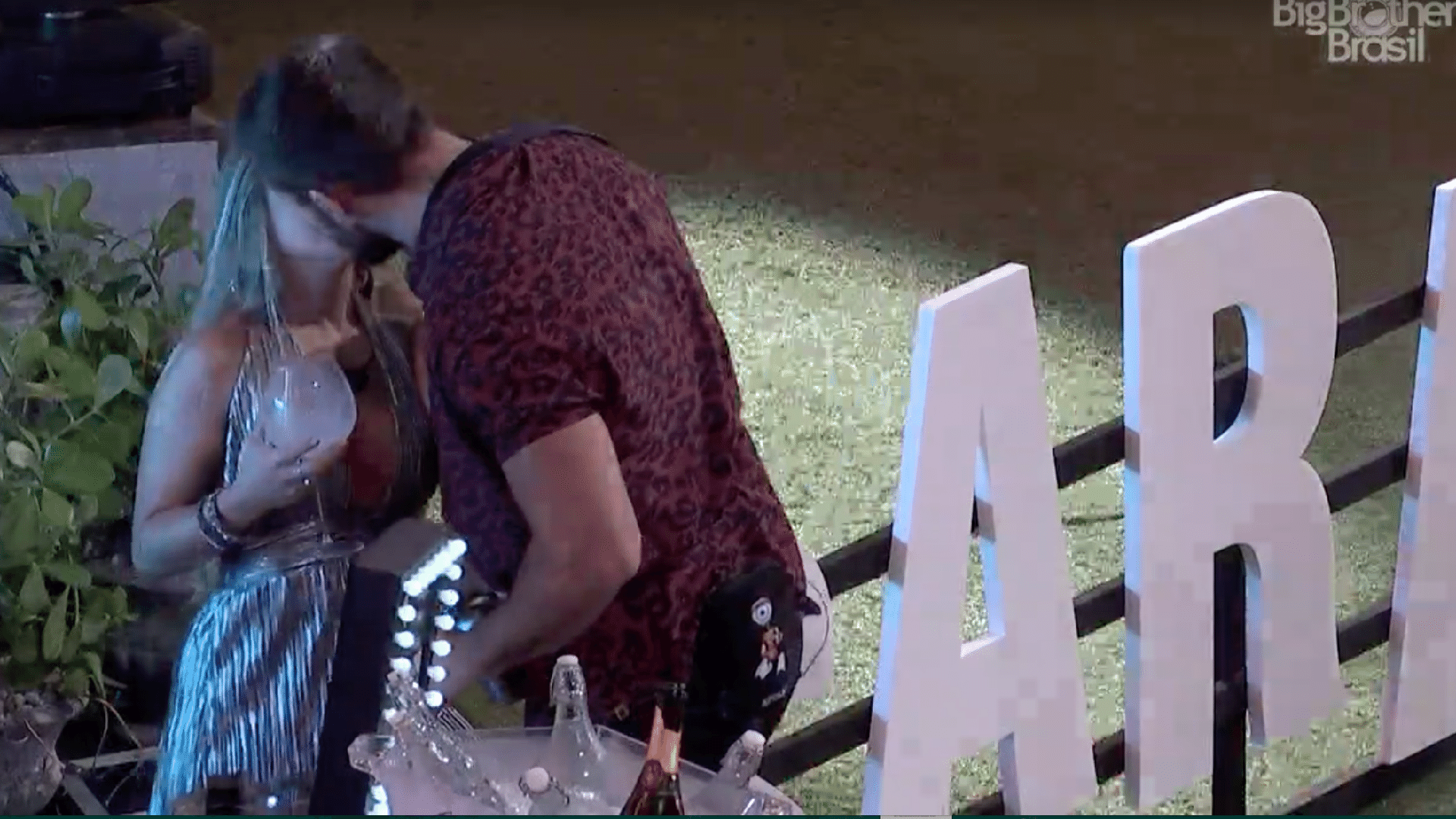 BBB 21: Carla e Arthur se beijam - Reprodução/Globoplay