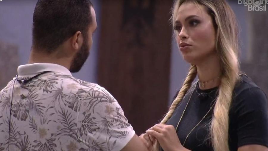 BBB 21: Sarah conversa com Gilberto na área externa - Reprodução/ Globoplay