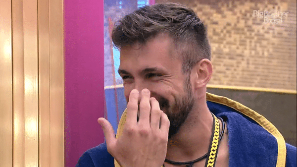 BBB 21: Arthur após skincare - Reprodução/Globoplay