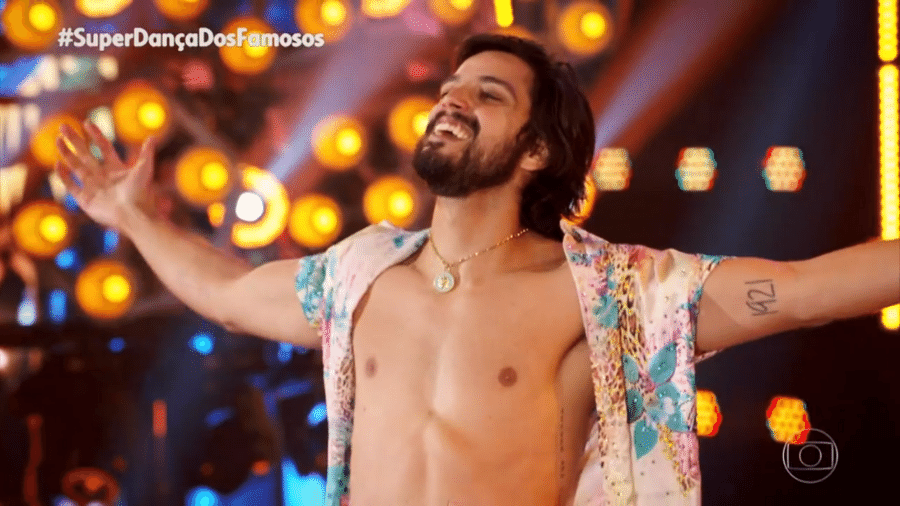 Rodrigo Simas na "Super Dança dos Famosos" (TV Globo) após dançar a salsa - Reprodução/Globoplay