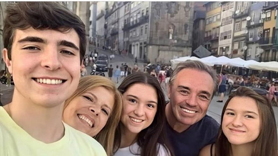 Gugu ao lado dos filhos João Augusto, Marina e Sofia - Reprodução/Instagram