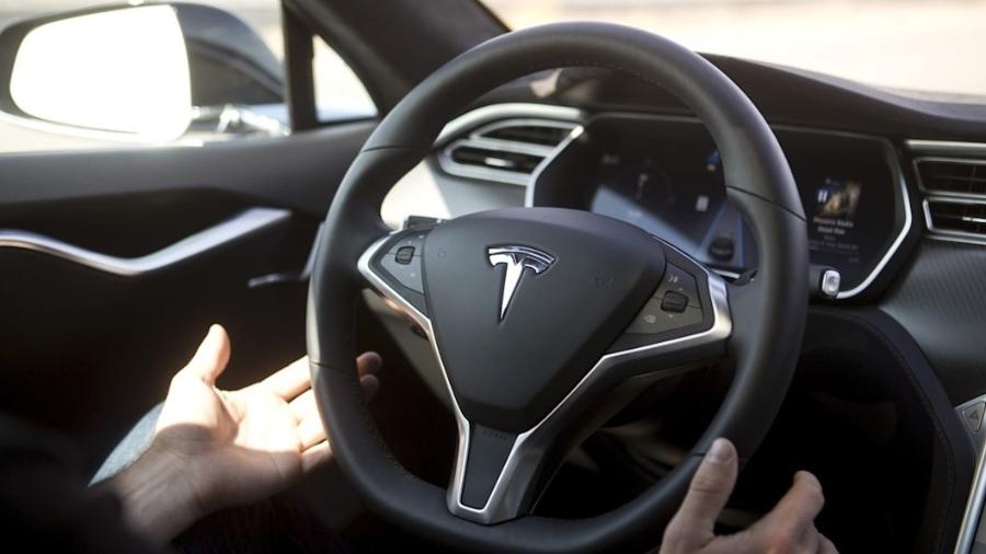 Volante de carro da Tesla - Rperodução