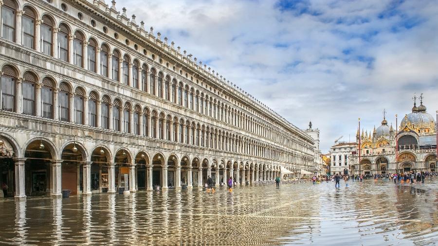 A Praça de São Marcos durante uma das temporadas de "acqua alta", as frequentes enchentes de Veneza - irisphoto2/Getty Images/iStockphoto