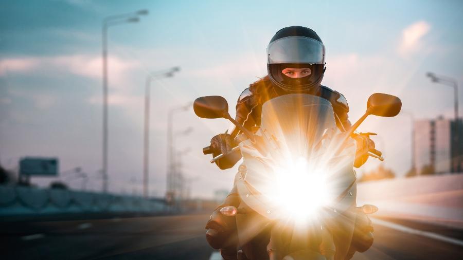 Andar de moto com maior segurança e conforto exige o uso de alguns itens importantes - Getty Images