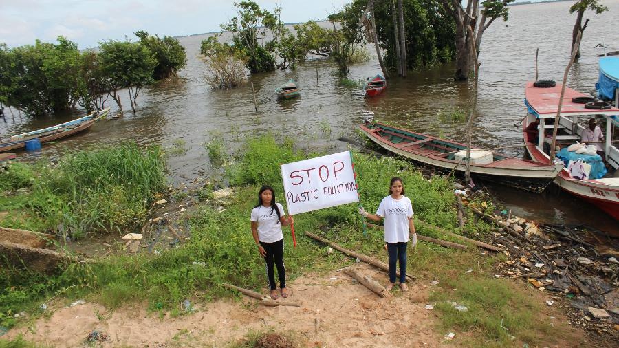 Jovens do projeto Escola D"Água seguram cartaz com os dizeres "pare com a poluição plástica" - Acervo Projeto Escola D"Água