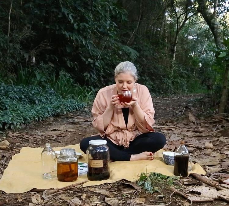 Néli Pereira em momento de estudos para a coquetelaria brasileira - Carol Gherardi - Carol Gherardi