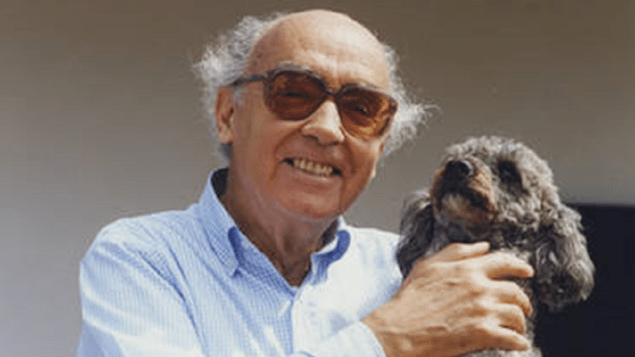 O escritor José Saramago com Camões, um de seus cachorros. - Arquivo