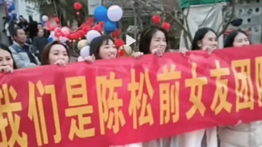 Ex-namoradas protestam em casamento de homem "mulherengo" - Reprodução/ Weibo