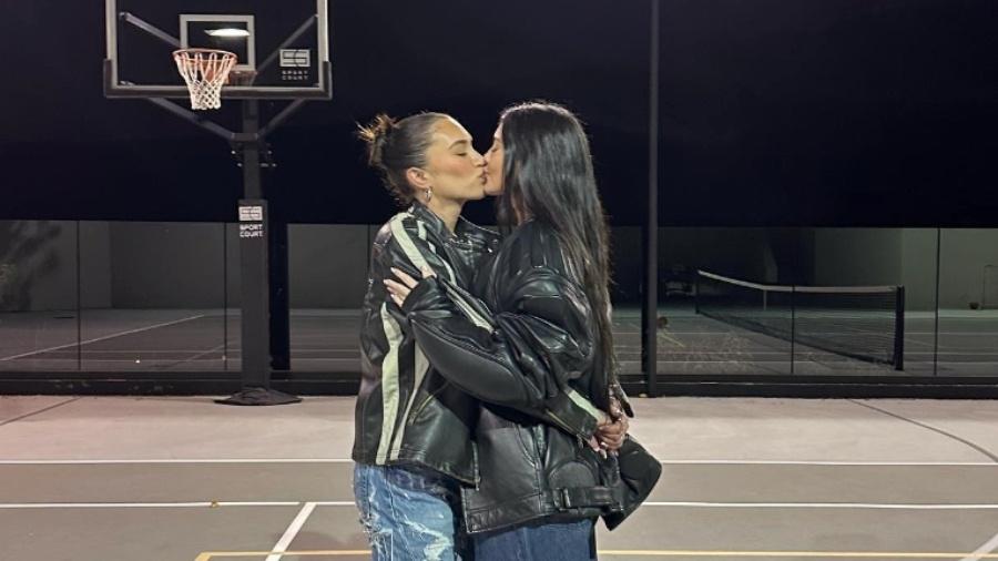 Kylie Jenner beija a amiga Stassie Karanikolaou - Reprodução/Instagram